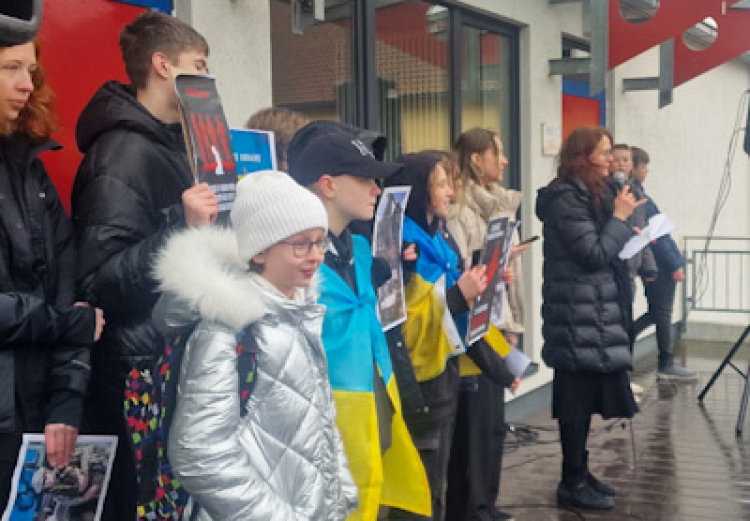 Emily Sophie Glomb und Nele Könnecker gehörten zu den Schüler:innen der Englisch-Leistungskurse der Ursulaschule, die im Staatstheater Hannover eine Hamlet-Aufführung schauten.